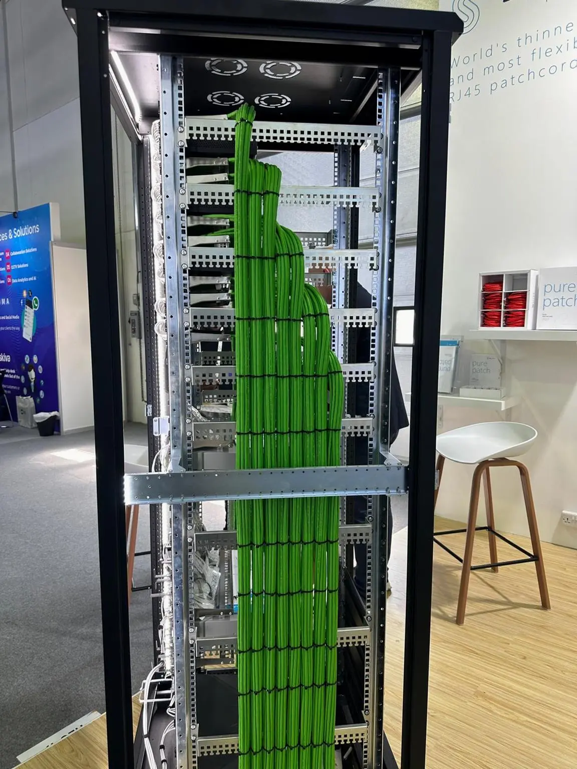 Organized network and fibre rack installation